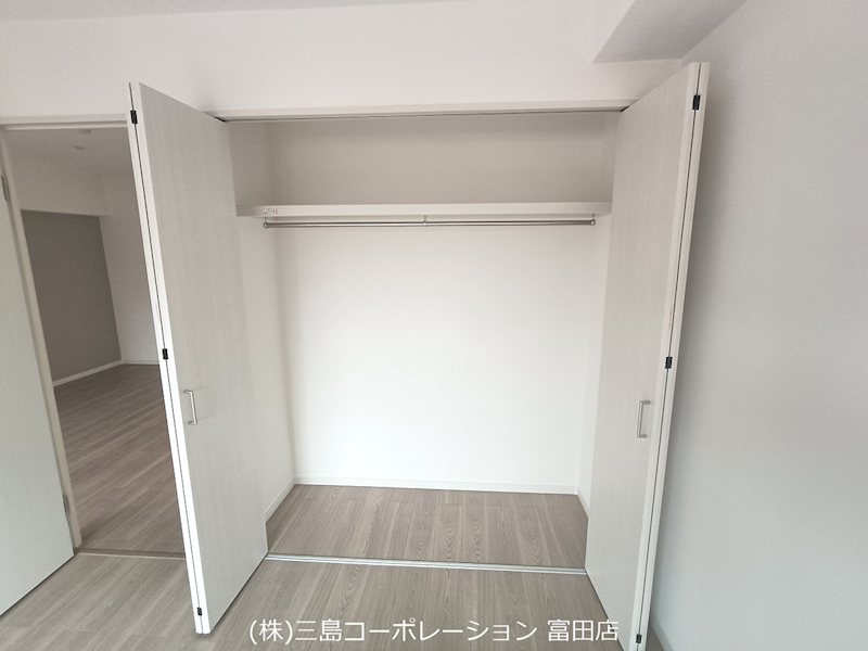 衣類をしっかり収納できるクローゼット。ハンガーパイプと枕棚で、機能的に整理整頓できます。 ライオンズマンション高槻 その他