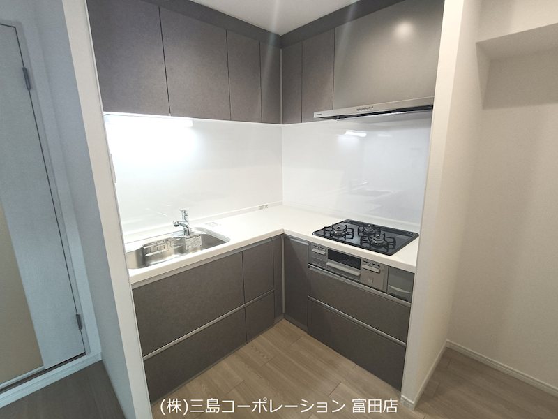 落ち着いた色合いのシステムキッチンは、お料理を楽しくサポート。充実した収納スペースも魅力です。 ライオンズマンション高槻 その他