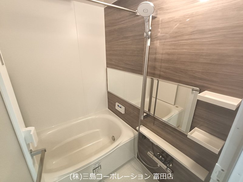 木目調の壁が特徴的な浴室で、ゆったりとくつろげます。シャワーには高さ調節可能なスライドバー、浴槽には追い焚き機能が付いており、快適なバスタイムをサポートします。 ライオンズマンション高槻 その他