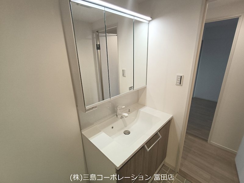 三面鏡付きの洗面化粧台で、毎日の身支度も快適。収納力もあり、洗面周りをすっきり保てます。清潔感のある空間で、気持ちの良い一日をスタートしませんか。 ライオンズマンション高槻 その他