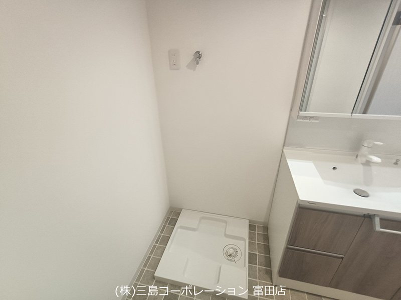 洗濯機置き場と洗面化粧台が備わった洗面所です。忙しい朝もスムーズに準備できる、機能的な空間です。 ライオンズマンション高槻 その他