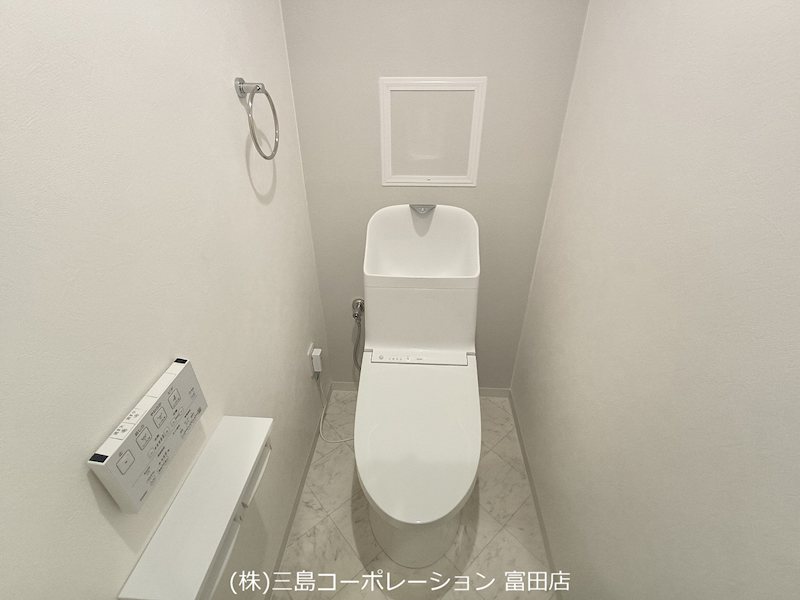 清潔感あふれる明るいトイレ。温水洗浄機能付きで快適にお使いいただけます。手洗いカウンターと収納もあり、機能性も兼ね備えています。 ライオンズマンション高槻 その他