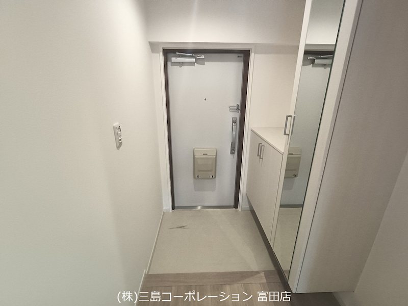 明るい玄関は新調し、帰宅するたび笑顔に。大きなシューズボックスは収納力があり、姿見付きで身だしなみチェックにも便利です。 ライオンズマンション高槻 その他