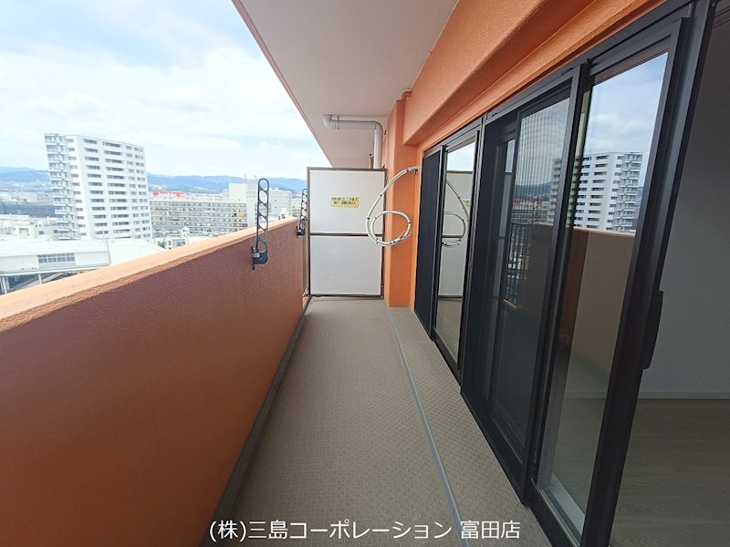 空が広く、開放感のあるバルコニー。お洗濯物も気持ちよく乾きそうです。 ライオンズマンション高槻 その他