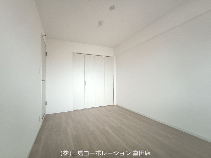 明るい木目調のフローリングとホワイトで統一された壁が、どんな家具にも合わせやすいお部屋です。大容量の収納も魅力。 ライオンズマンション高槻 その他