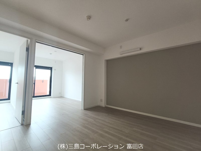 広々としたリビングは、大きな窓から明るい光が差し込みます。開放感あふれる空間で、家族の時間をゆったりとお過ごしください。 ライオンズマンション高槻 その他