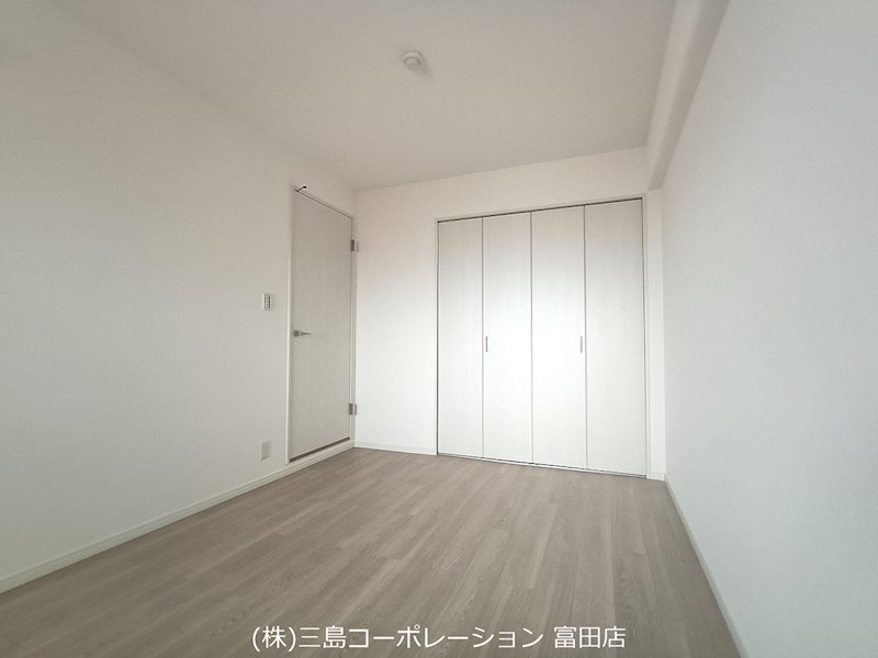 採光も良好な洋室です。クローゼットが備え付けられており、収納に便利です。お好みの家具で彩る新生活をお楽しみください。 ライオンズマンション高槻 その他