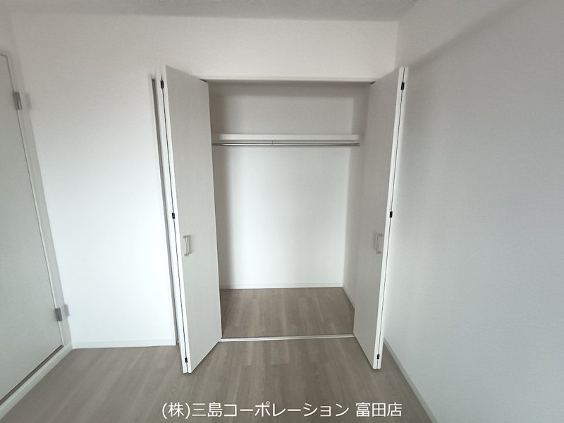 広々とした収納スペースは、お洋服や季節家電の整理に便利です。ハンガーパイプ付きで、整理整頓もしやすいでしょう。 ライオンズマンション高槻 その他