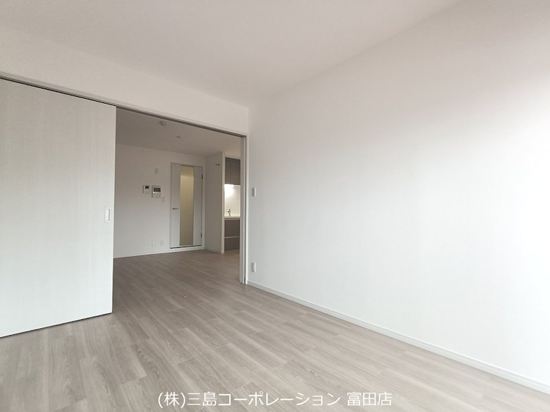 引き戸を開放すれば、隣室と一体の空間に。間仕切りにもなり、ライフスタイルに合わせて多様な使い方が可能です。 ライオンズマンション高槻 その他