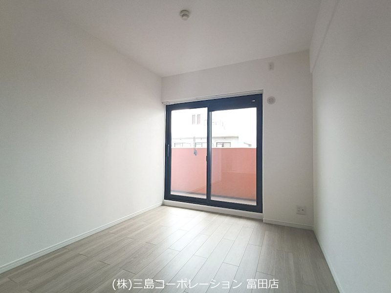 採光に配慮された明るい居室は、住まう方のライフスタイルに合わせて多目的に利用可能です。清潔感のある空間で、新たな生活を始めてみませんか。 ライオンズマンション高槻 その他