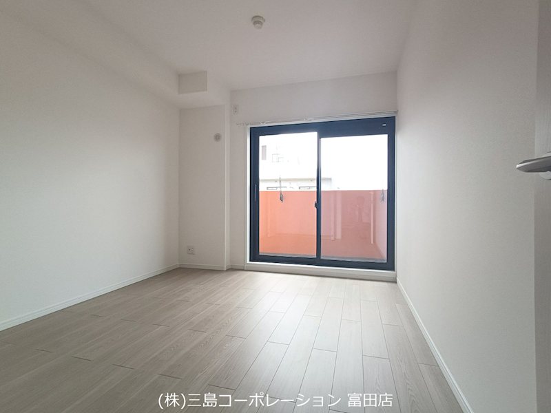 明るい光が差し込むお部屋。フローリングの木目が優しく、落ち着いた雰囲気を演出します。あなた好みのアレンジで、快適なプライベート空間を創造してください。 ライオンズマンション高槻 その他