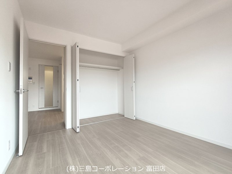 居室にはクローゼットが備え付けられており、収納力に期待できます。明るい色合いのフローリングが空間を広く感じさせます。 ライオンズマンション高槻 その他