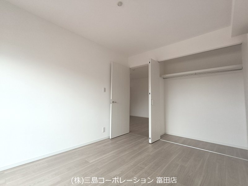明るい色調でまとめられた居室は、お好みの家具で自由にコーディネートが可能です。収納も備え、すっきりとした空間で暮らせます。 ライオンズマンション高槻 その他