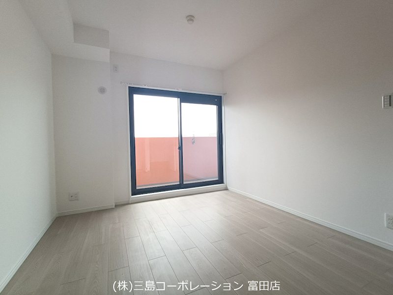 明るい日差しが差し込む洋室は、趣味の部屋や書斎としてもおすすめです。シンプルで清潔感のある空間が、日々の暮らしを彩ります。 ライオンズマンション高槻 その他
