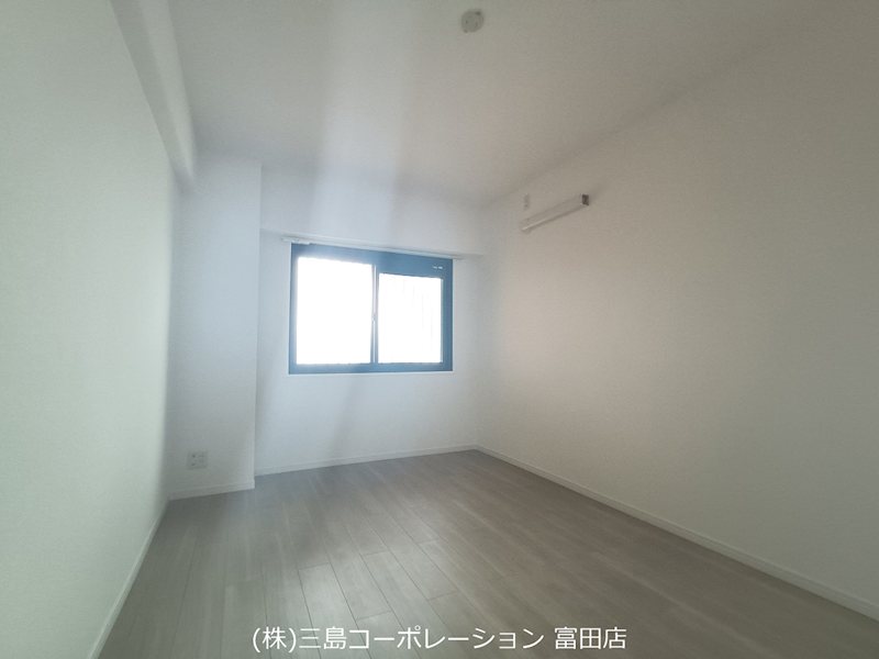 シンプルな内装の居室は、家具の配置がしやすく、多様なライフスタイルに対応します。明るい窓が開放感を演出し、お部屋全体を明るく照らします。 ライオンズマンション高槻 その他