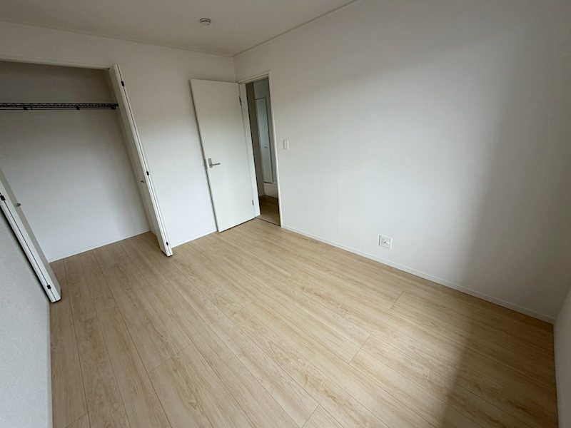バルコニーに面した洋室6帖 お子様のお部屋にいかがでしょうか 渚元町CRADLEGARDEN全3棟新築分譲地内3号棟 その他