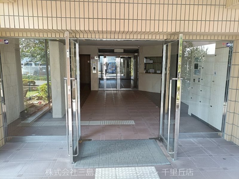 ラウンドスクエア吹田青葉丘   共用部写真（エントランス）