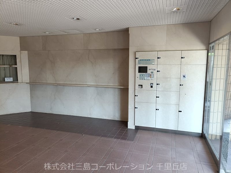 ラウンドスクエア吹田青葉丘   共用部写真（ロビー）