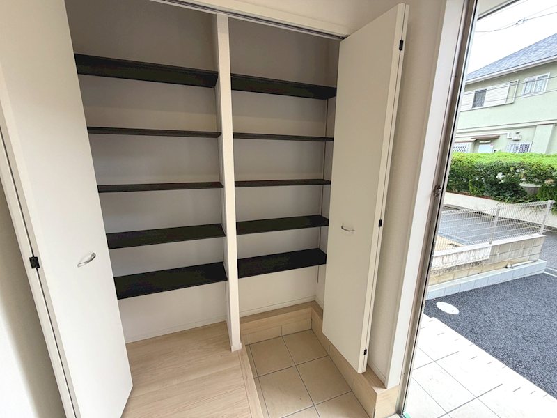 大きなシューズボックス付き広々玄関 楠葉野田2丁目GRADLEGARDEN全2棟新築分譲地内2号棟 その他