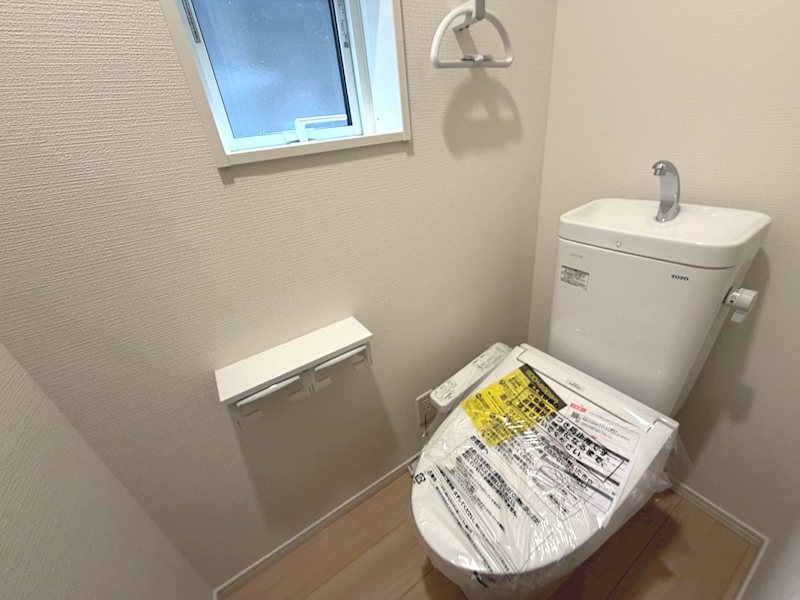 1階トイレ、温水洗浄暖房便座トイレ 楠葉野田2丁目GRADLEGARDEN全2棟新築分譲地内2号棟 その他