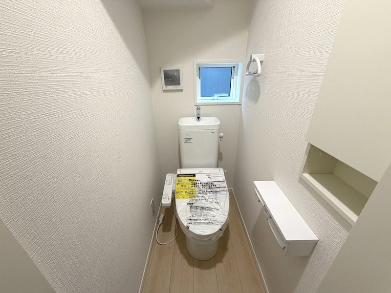 1階トイレ、温水洗浄暖房便座トイレ 楠葉野田2丁目GRADLEGARDEN全2棟新築分譲地内1号棟 その他