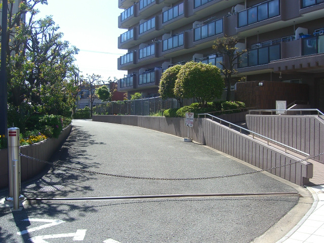 駐車場入口 イトーピア東千里 その他