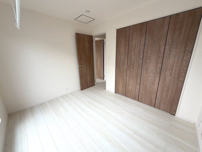 南側バルコニーに面した明るい洋室5.25帖 長尾東町3丁目全2棟新築分譲地内1号棟 その他