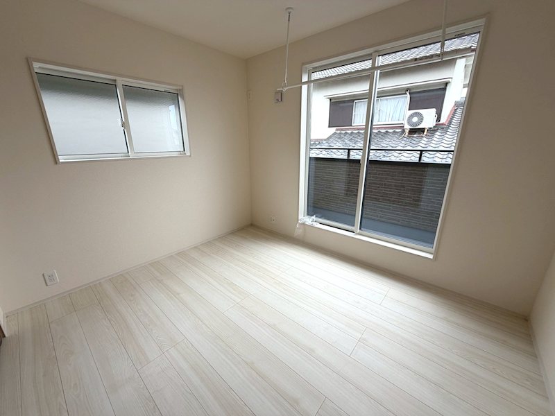 南側バルコニーに面した明るい洋室5.25帖 長尾東町3丁目全2棟新築分譲地内1号棟 その他