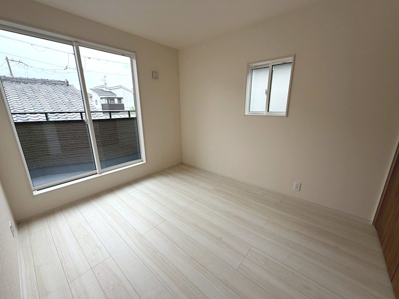 南側バルコニーに面した洋室5.25帖 長尾東町3丁目全2棟新築分譲地内1号棟 その他