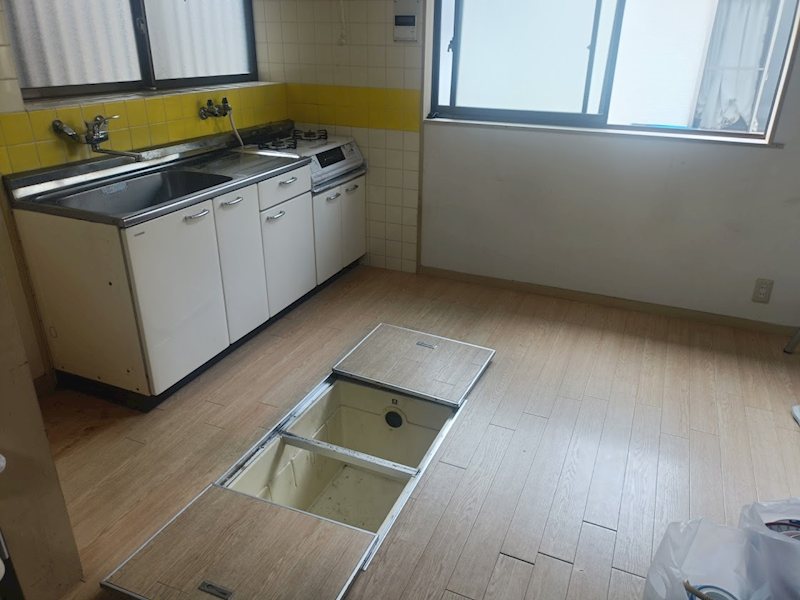 リビング、床下収納 摂津市正雀4丁目 中古一戸建 その他