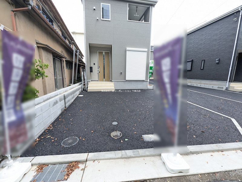 摂津市鳥飼西３丁目　新築一戸建　1号棟 現地写真（駐車場）