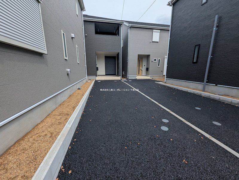 摂津市鳥飼西３丁目　新築一戸建　2号棟  現地写真（駐車場）