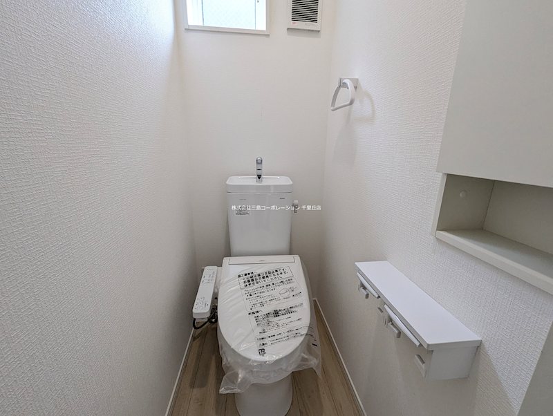 摂津市鳥飼西３丁目　新築一戸建　2号棟  内観写真（トイレ）