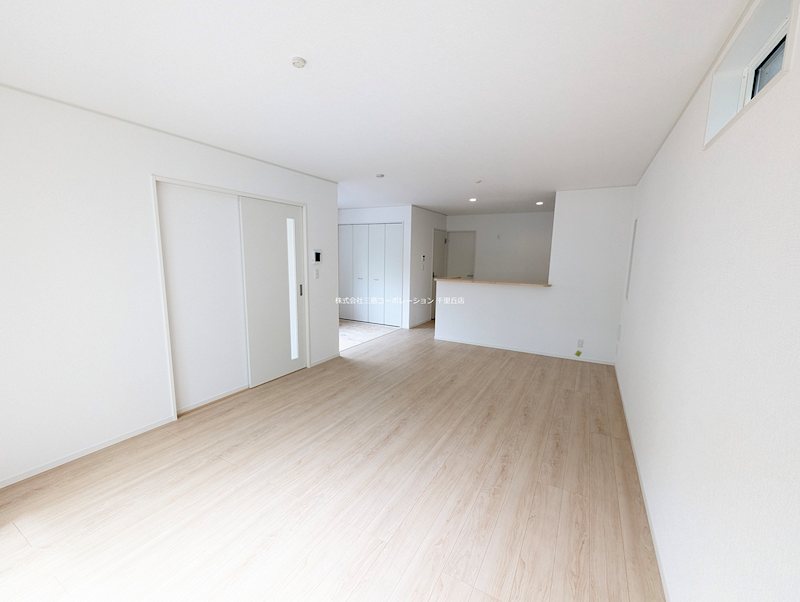 摂津市鳥飼西３丁目　新築一戸建　4号棟  内観写真（リビング）