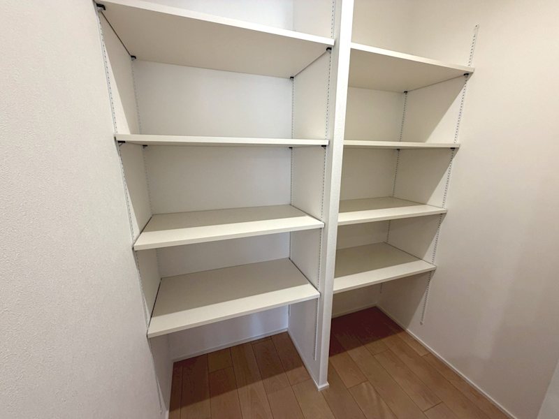 キッチン後ろ パントリー ローズヴィレッジくずはⅢ6号地 その他