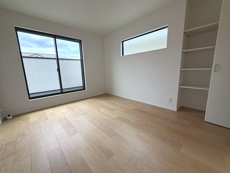 WIC付バルコニーに面した明るい洋室7.5帖 ローズヴィレッジくずはⅢ6号地 その他