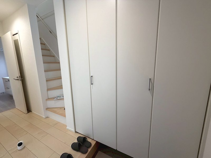 明るい玄関で家族を迎え入れてくれます ローズヴィレッジくずはⅢ5号地 その他