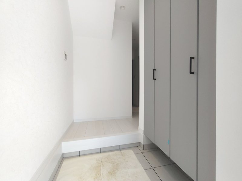 東香里1丁目限定1邸新築分譲住宅 現地写真（玄関）