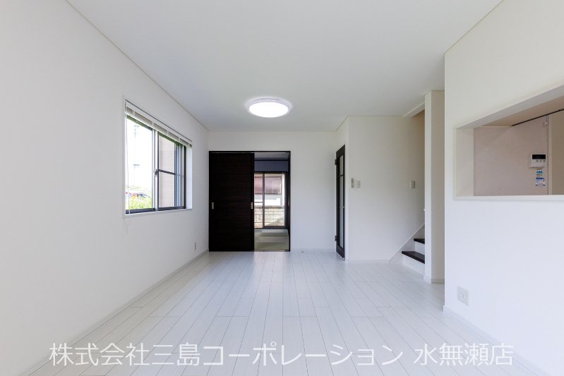 LDK15.5帖 リビングに隣接して和室があります。客室や子供の遊び場、家事スペースとしてもお使いいただけます♪ 島本町広瀬1丁目 中古一戸建 その他