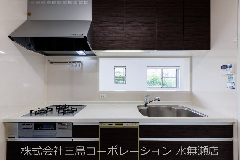 食器洗い乾燥機を標準装備。面倒な後片付けは機械に任せて、食後はゆっくり家族団らんを愉しみましょう!キッチンコンロは新調しています♪ 島本町広瀬1丁目 中古一戸建 その他