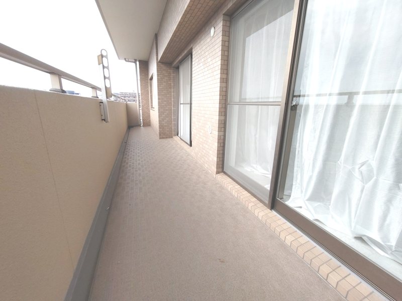 リビングに面した西側バルコニー ライオンズガーデン枚方藤阪 その他