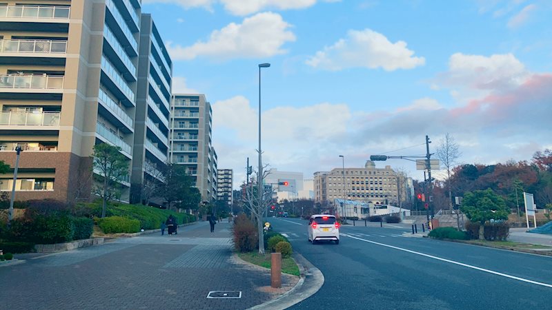 東側広々とした道路!歩道付 ジオ彩都みなみ坂4番館 12F号室 その他