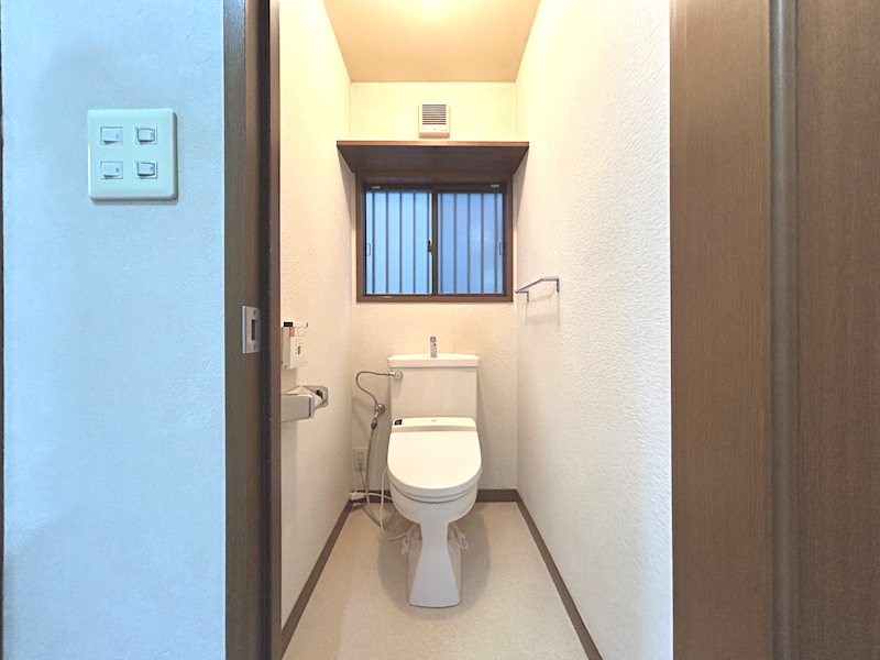 1階トイレ 温水洗浄暖房便座 東香里元町一戸建既存住宅 その他