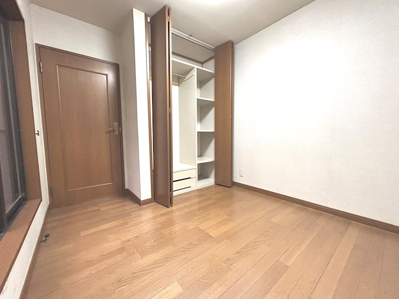 2階洋室 書斎、ご趣味の部屋にいかがですか 東香里元町一戸建既存住宅 その他