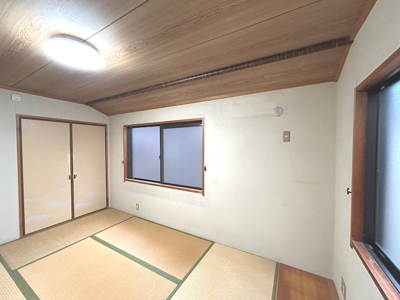 畳+板間の6帖大の和室です。物入も収納力有ります。 東香里元町一戸建既存住宅 その他