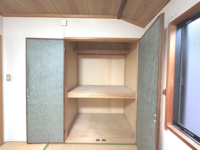 畳+板間の6帖大の和室です。物入も収納力有ります。 東香里元町一戸建既存住宅 その他