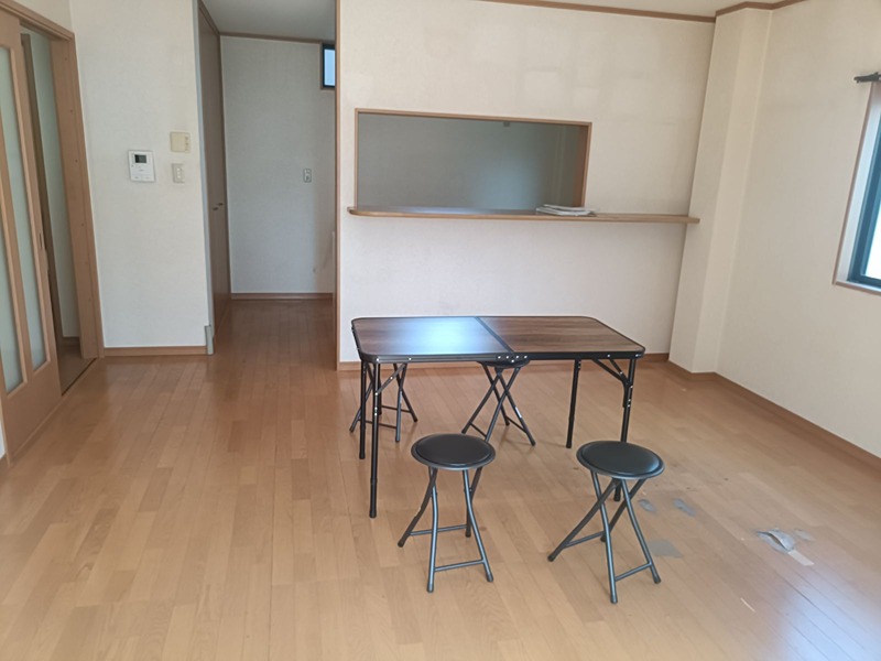 明るいフローリングが心地よいLDK。カウンターキッチンでご家族との会話も弾みます。ご自身の家具で自由にレイアウトをお楽しみください。 摂津市鳥飼和道1丁目 中古一戸建 その他