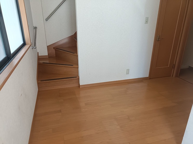 明るい木目調の床と手すり付きの階段が特徴的。日差しが差し込む窓辺で、快適な毎日をお過ごしください。 摂津市鳥飼和道1丁目 中古一戸建 その他