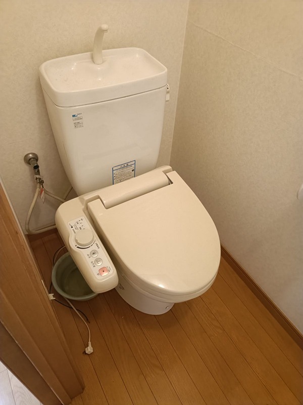 洗浄機能付きトイレを完備しており、快適にお過ごしいただけます。手洗いカウンター付きで、清潔感のある空間です。 摂津市鳥飼和道1丁目 中古一戸建 その他