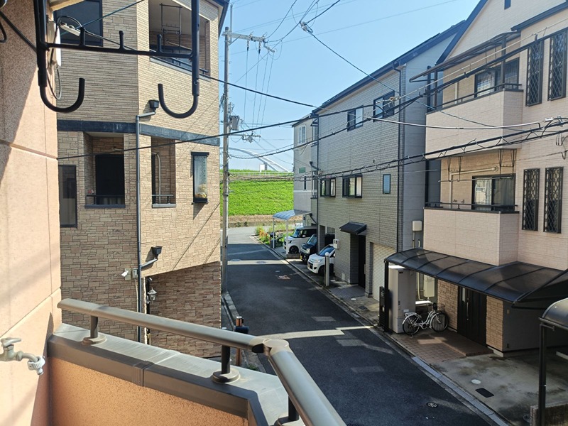 バルコニーから見渡せるのは、穏やかな街並みと、遠くには広々とした河川敷の緑が広がる開放的な景色。日々の暮らしに心地よい開放感をもたらします。 摂津市鳥飼和道1丁目 中古一戸建 その他